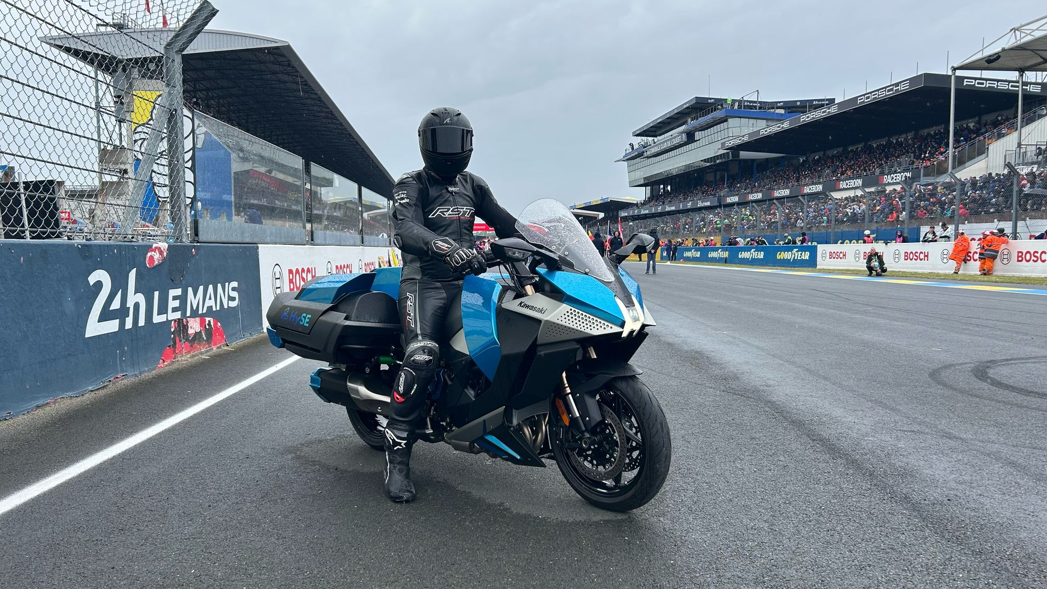 Le Mans demonstration of Kawasaki HySE hydrogen motorcycle
