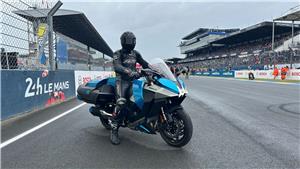 Le Mans demonstration of Kawasaki HySE hydrogen motorcycle