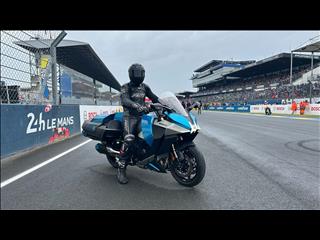 Le Mans demonstration of Kawasaki HySE hydrogen motorcycle