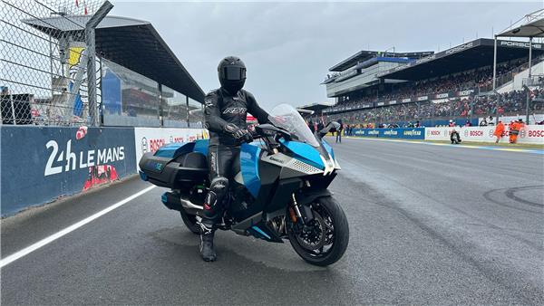 Le Mans demonstration of Kawasaki HySE hydrogen motorcycle