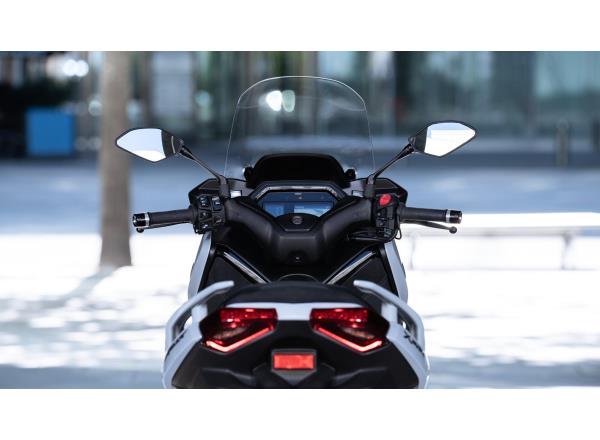 Electrically adjustable screen