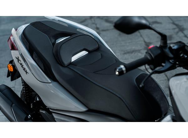Comfortable ergonomics and leather style seat cove