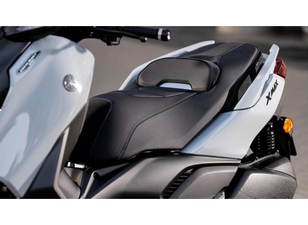 Comfortable ergonomics and leather style seat cove