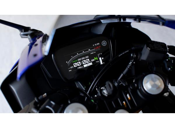R1-inspired 5-inch TFT instruments