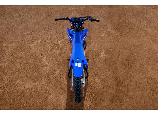 Flat seat and ergonomic fuel tank