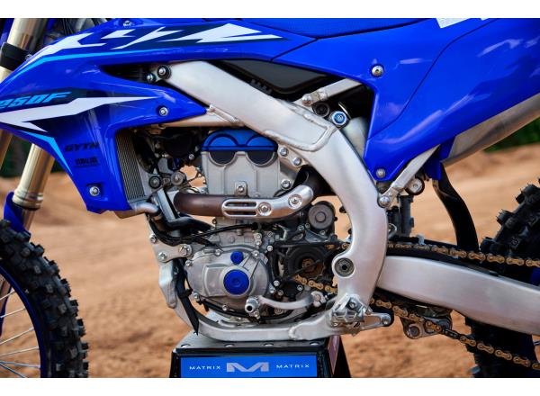 Low friction cam chain