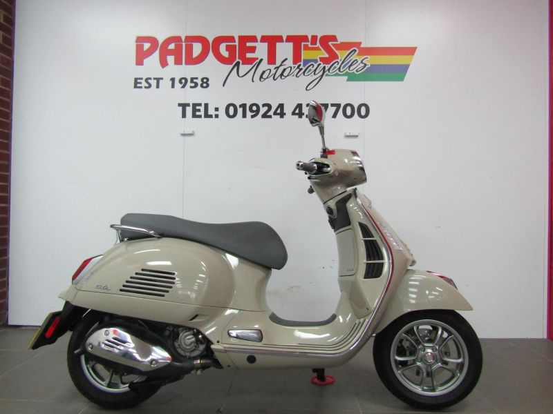 2023 Piaggio Vespa GTS 300 Super Begie 2023 Piaggio Vespa GTS 300 Super Begie